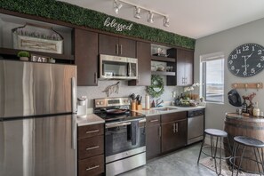 Private kitchen - Rustic Luxe Studio Apartment with Rooftop Deck (Nashville)