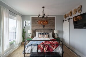 1 bedroom, iron/ironing board, cots/infant beds - Rustic Luxe Studio Apartment with Rooftop Deck (Nashville)