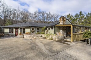 Exterior - Grand Dream Vacation Home in Nashville 7+ beds! (Nashville)