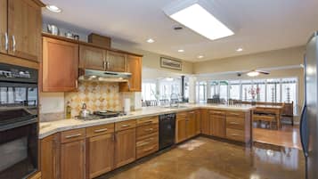 Family House, Non Smoking | Private kitchen | Stovetop