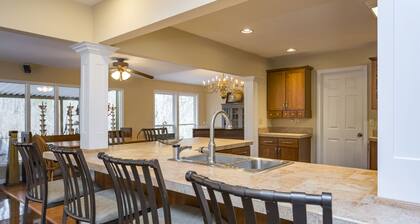 Grand Dream Vacation Home in Nashville 7+ beds!