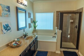 Combined shower/bathtub, hair dryer, towels, soap - Portofino Bayfront Escape 3br2bth Hot Tub (Seabrook)