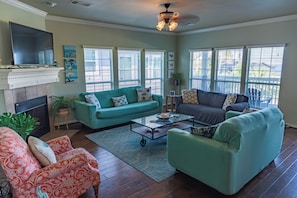 Smart TV, fireplace, video games, books - Portofino Bayfront Escape 3br2bth Hot Tub (Seabrook)