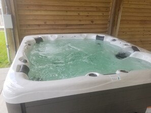 Outdoor spa tub - Portofino Bayfront Escape 3br2bth Hot Tub (Seabrook)
