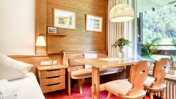 Studio (incl Cleaning Fee, City Tax & Laundry) | Dihias secara berasingan, dilengkapkan perabot secara berasingan, meja