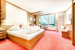 Studio (incl Cleaning Fee, City Tax & Laundry) | Yksilöllisesti sisustettu, yksilöllisesti kalustettu, työpöytä