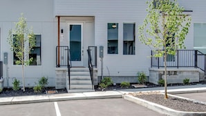 Exterior - Visually Stunning 2BR 1.5BA Near Downtown ~ Balcony w/ City View (Nashville)