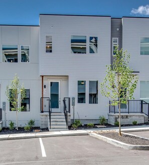 Exterior - Visually Stunning 2BR 1.5BA Near Downtown ~ Balcony w/ City View (Nashville)