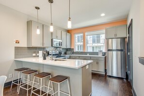 Business Townhome, Non Smoking | Private kitchen | Full-size fridge, microwave, oven, stovetop - Visually Stunning 2BR 1.5BA Near Downtown ~ Balcony w/ City View (Nashville)