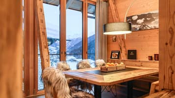 Deluxe chalet | Woonruimte | Televisie