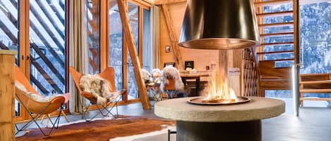 Deluxe Chalet (incl. Cleaning Fee & City Tax) | Area soggiorno | TV