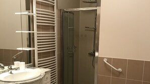 A bathroom with a glass-enclosed shower, a sink with a marble countertop, and a towel rack. - Charming cottage on the banks of the Mayenne river (Montreuil-Juigné)