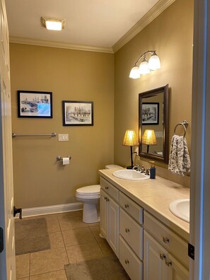 Combined shower/bathtub, jetted bath, towels, soap