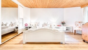 Une chambre à coucher moderne avec un lit blanc, un plafond en bois et un grand miroir.
