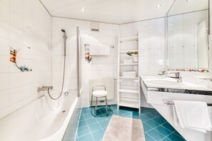 Apartment Mountain View (inkl. Reinigungsgebühr & City Tax) | Badezimmer | Duschwanne, Haartrockner, Handtücher