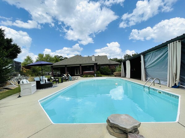 Outdoor pool - Outdoor PARADISE with Bar,New hot tub2022,NEW POOL 2024, PET FRIENDLY (Hot Springs)
