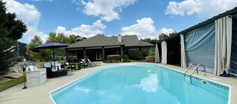 Outdoor PARADISE with Bar,New hot tub2022,NEW POOL 2024, PET FRIENDLY 