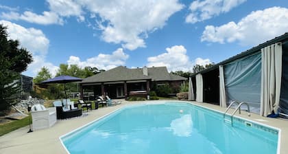 Outdoor PARADISE with Bar,New hot tub2022,NEW POOL 2024, PET FRIENDLY