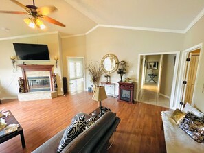 Smart TV, fireplace, table tennis - Outdoor PARADISE with Bar,New hot tub2022,NEW POOL 2024, PET FRIENDLY (Hot Springs)