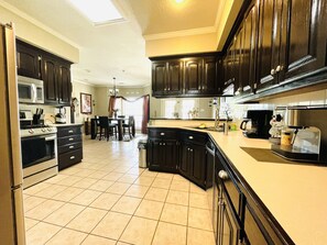 Fridge, microwave, oven, stovetop - Outdoor PARADISE with Bar,New hot tub2022,NEW POOL 2024, PET FRIENDLY (Hot Springs)