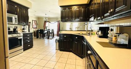 Outdoor PARADISE with Bar,New hot tub2022,NEW POOL 2024, PET FRIENDLY