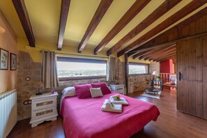 6 bedrooms, iron/ironing board, travel crib, free WiFi - Cal París rural house - private pool (La Donzell)