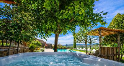 Cal París: cottage with pool and jacuzzi