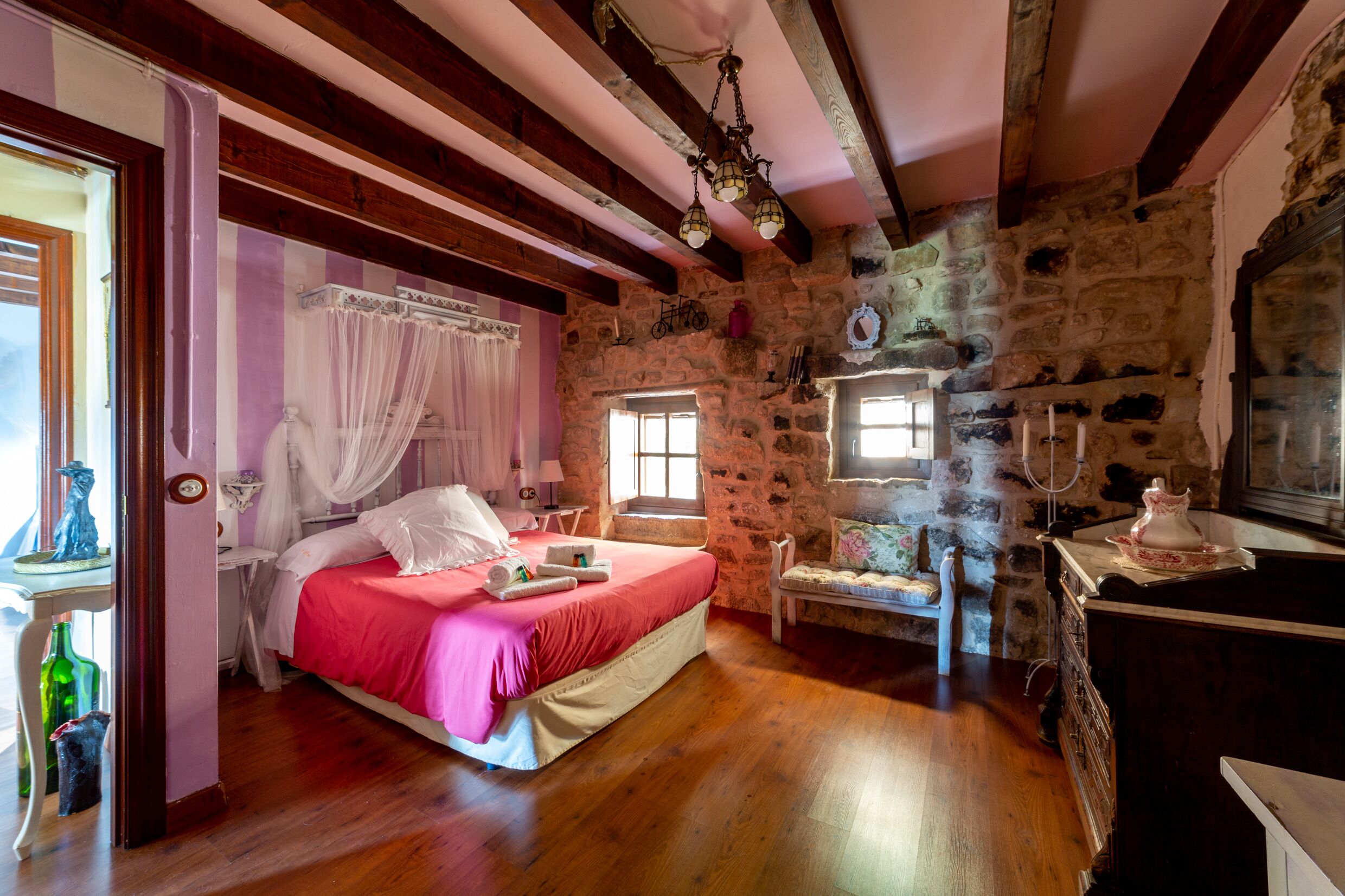 Cal París - casa rural. Fabulosas vistas y entorno rural. Piscina privada.