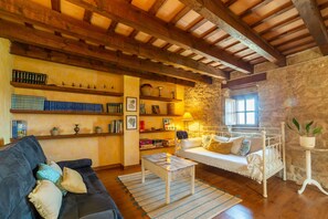 Smart TV, fireplace, foosball, books - Cal París rural house - private pool (La Donzell)