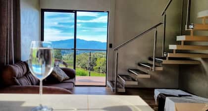 Loft y Jacuzzi Villa Guadalupe. Ubicado en Poás de Alajuela, Costa Rica