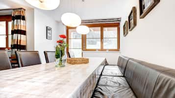 Apartment Ski In (incl. Cleaning Fee, City Tax & Laundry Package) | Woonruimte | Een televisie