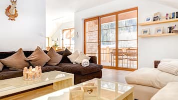 Apartment Penthouse, Mountain View (incl. Cleaning Fee, City Tax & Laundry Package) | Oleskelualue | Televisio