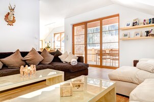 Apartment Penthouse, Mountain View (incl. Cleaning Fee, City Tax & Laundry Package) | Oleskelualue | Televisio