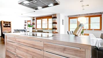 Apartment Ski In (incl. Cleaning Fee, City Tax & Laundry Package) | Yksityinen keittiö | Jääkaappi, uuni, liesi, astianpesukone