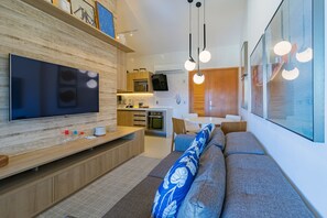 Apartamento família | Área de estar | TV de tela plana