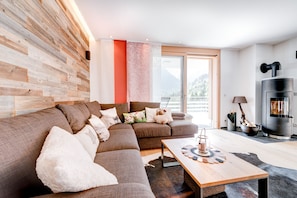 Apartment Zimba Blick (incl. Cleaning Fee, City Tax & Laundry Package) | Oppholdsområde | En 50-centimeters TV med kabel-kanaler samt peis