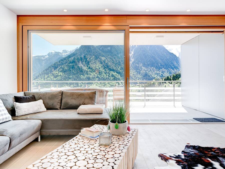 Apartment Valbona Blick (incl. Cleaning Fee, City Tax & Laundry Package) | Woonkamer | Een 50-cm televisie met kabelzenders en een open haard