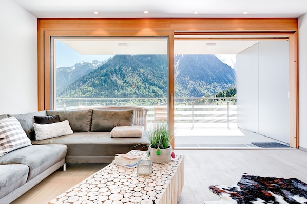 Apartment Valbona Blick (incl. Cleaning Fee, City Tax & Laundry Package) | Oppholdsrom | En 50-centimeters TV med kabel-kanaler samt peis