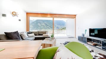 Apartment Valbona Blick (incl. Cleaning Fee, City Tax & Laundry Package) | Living room | 50-cm TV with cable channels, fireplace