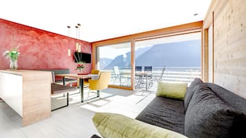 Apartment Panorama Blick (incl. Cleaning Fee, City Tax & Laundry Package) | Living area | 50-cm TV with cable channels, fireplace