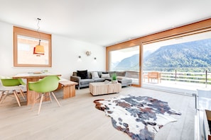 Apartment Valbona Blick (incl. Cleaning Fee, City Tax & Laundry Package) | Wohnbereich | 50-cm-Fernseher mit Kabelempfang, Kamin