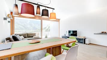 Apartment Valbona Blick (incl. Cleaning Fee, City Tax & Laundry Package) | Oleskelualue | 50–senttinen televisio, jossa kaapelikanavat