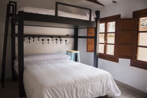 Comfort Triple Room | Free WiFi, bed sheets - Quartier Leon Jabalquinto - Hostel (León)