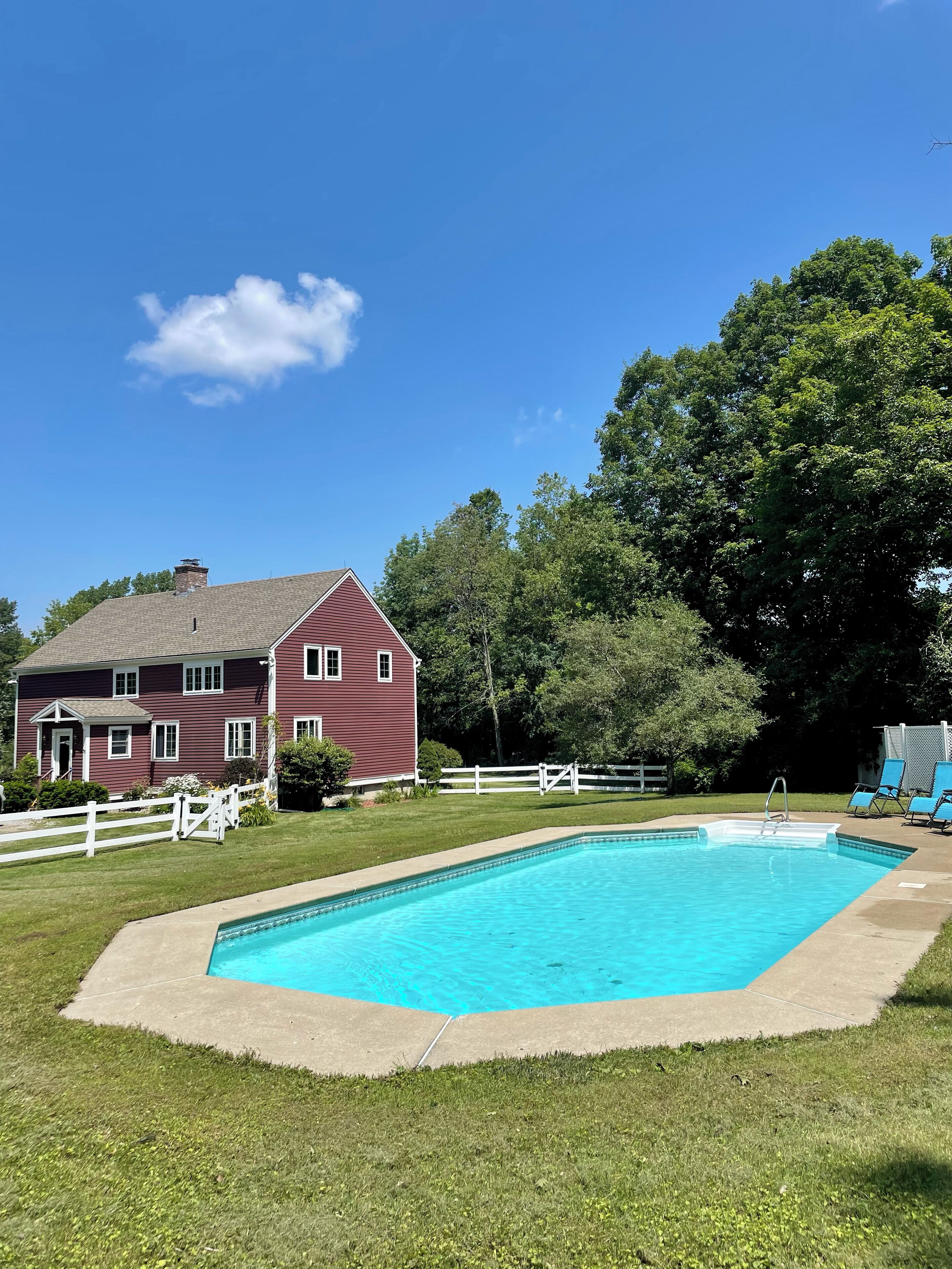 Huge Designer House on 2 acres property, minutes to restaurants, museums