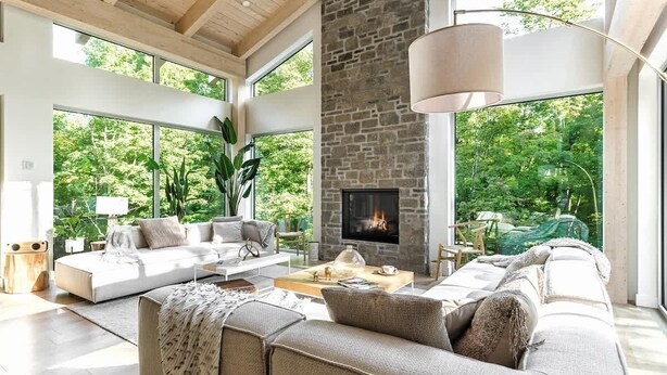 Smart TV, chimenea y estéreo 