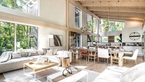 Smart TV, chimenea y estéreo 