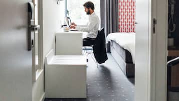 Habitación individual clásica | Decoración personalizada, escritorio y espacio para trabajar con laptop
