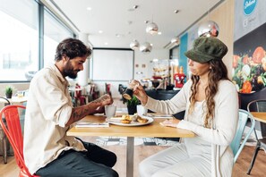 Petit déjeuner continental (13.28 EUR par personne)