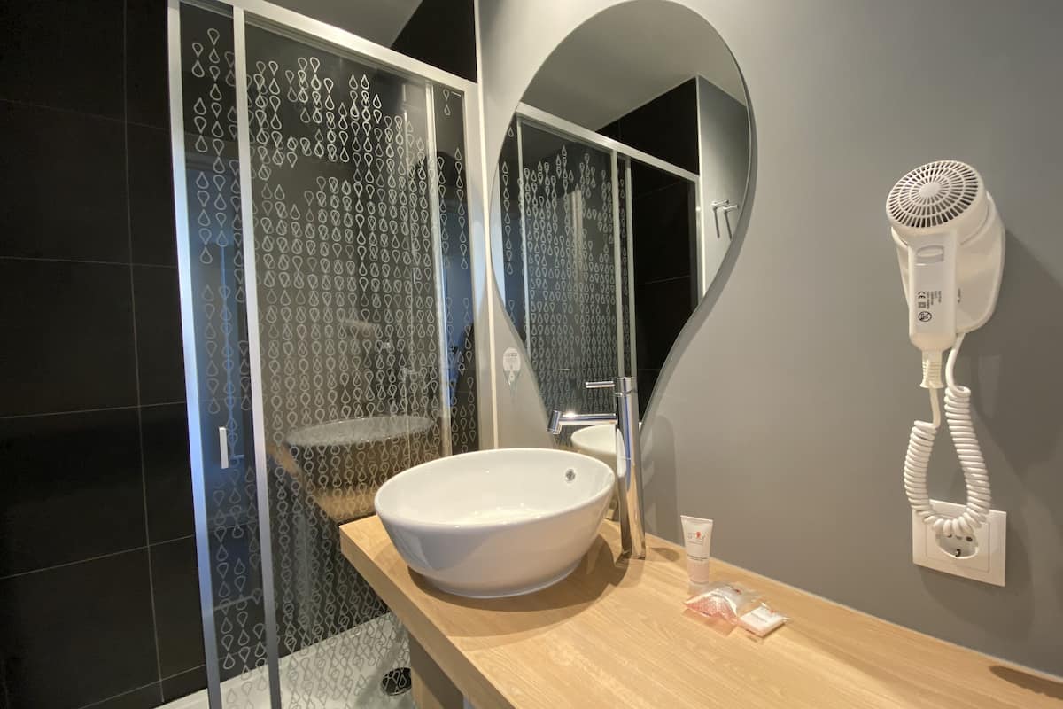 shower, rainfall showerhead, free toiletries, hair dryer