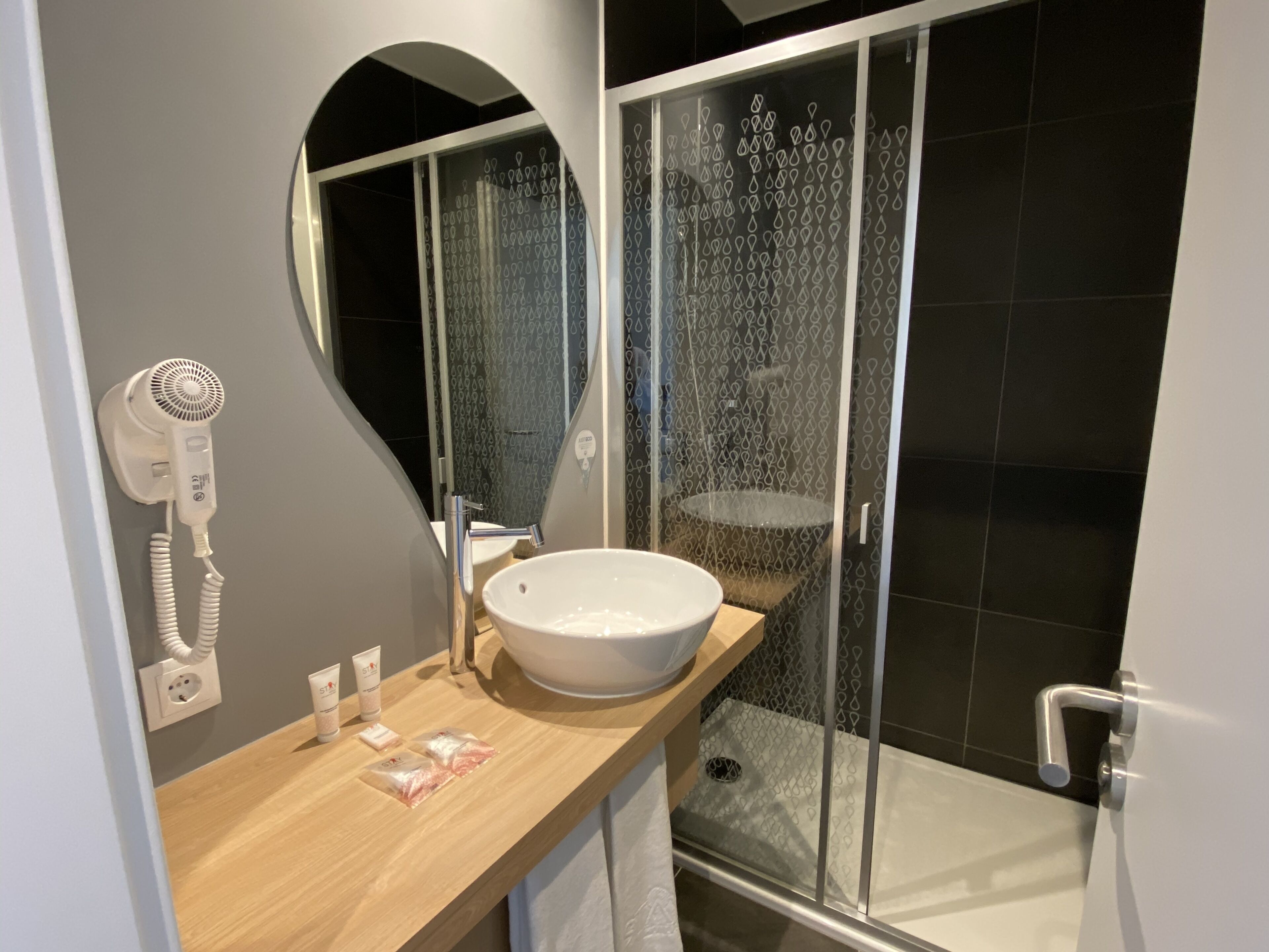 classic single room | bathroom | shower, rainfall showerhead, free toiletries, hair dryer